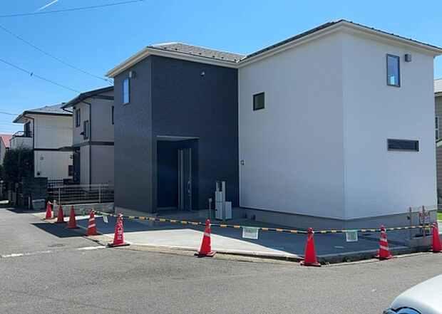 【前面道路含む現地写真_2】お持ちの車種によっては前面道路が広い方が便利でしょう。しかし、前面道路が広ければその分交通量が多くなるため、騒音などが気になる場合があります。実際に現地を見学し、周辺交通量や騒音などを確認しましょう！