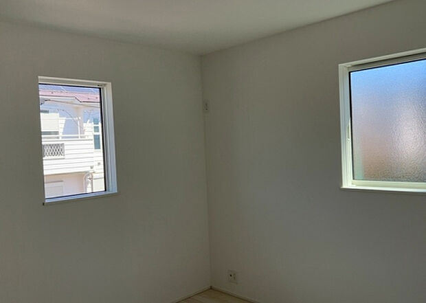 【洋室】洋室のメリットは重い家具が置きやすく、身の回りが整理しやすいことです。 床がフローリングのため畳とは異なり凹みにくいです。 クローゼットなど収納が豊富で、普段使わない旅行カバンや服の整頓も簡単にです。