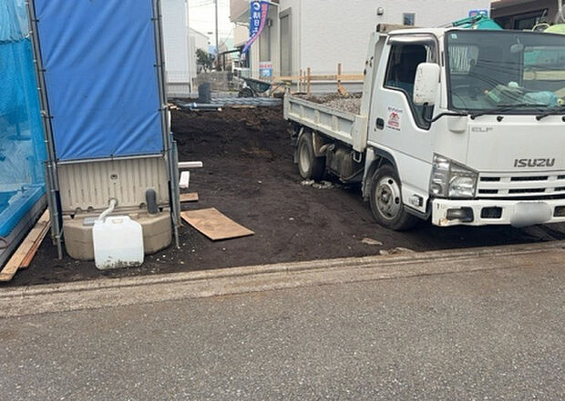 【駐車場_2】駐車場と明記されていても、最小スペースでつくられた駐車場だと大型車は駐車できなかったり、出入りしにくくなったりする可能性があります。お車のサイズと購入したい物件の駐車場のサイズを現地で確認しましょう。