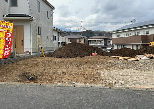 【外観_3】現地に行くなら、物件の周囲の地形がどうなっているかを見ることも大切です。周辺より低くなっている土地では、大雨などで水が集まりやすいため、地盤が弱くなっているということも考えられるため、注意が必要です。