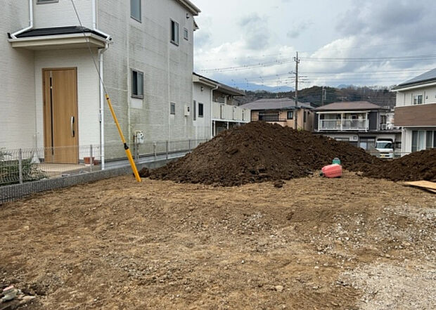 【庭_2】庭のある家に住むことのメリットとして、子どもたちの遊び場を確保できること、ガーデニングや家庭菜園を楽しめること、明るさを確保できることがあります。また、配置を工夫することでプライバシーが確保できます。