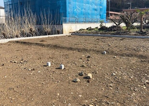 【玄関_2】玄関は、狭すぎると複数人で使いにくく、広すぎても無駄な空間になりがちです。最低2畳を目安にして、家の広さとの兼ね合いや家族の人数を考慮して決めるとよいでしょう。現地を見学して快適な玄関を選びましょう!