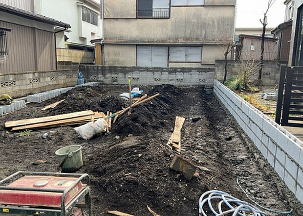 【玄関】玄関は家の顔でもあり、家族以外の目にも止まる場所です。玄関は外との間を仕切る扉、靴などをしまっておく収納スペース、靴脱ぎのたたきスペース、来客とのやり取りをするドアホンなど複数のアイテムからなります。