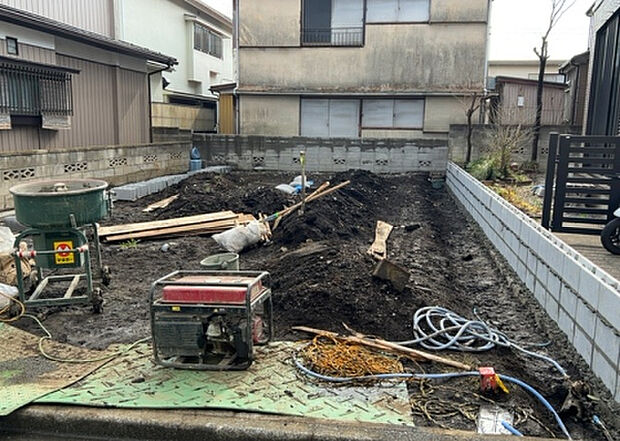 【玄関_2】玄関は、狭すぎると複数人で使いにくく、広すぎても無駄な空間になりがちです。最低2畳を目安にして、家の広さとの兼ね合いや家族の人数を考慮して決めるとよいでしょう。現地を見学して快適な玄関を選びましょう!