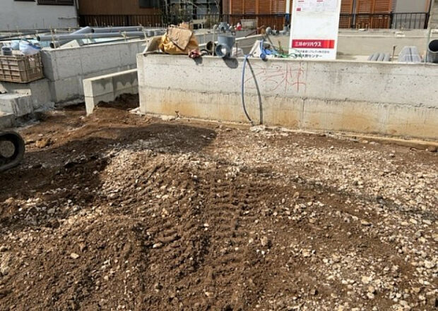 【庭_2】庭のある家に住むことのメリットとして、子どもたちの遊び場を確保できること、ガーデニングや家庭菜園を楽しめること、明るさを確保できることがあります。また、配置を工夫することでプライバシーが確保できます。