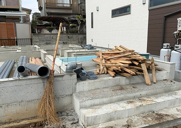 【玄関】玄関は家の顔でもあり、家族以外の目にも止まる場所です。玄関は外との間を仕切る扉、靴などをしまっておく収納スペース、靴脱ぎのたたきスペース、来客とのやり取りをするドアホンなど複数のアイテムからなります。