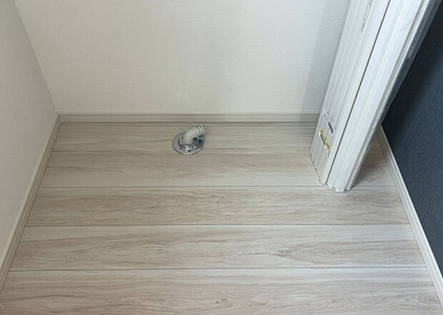 【ランドリースペース】ランドリースペースも気になります。洗濯機置場があり「洗う、干す、取り込む、アイロンがけ、たたむ」など、洗濯に関する家事をするための空間です。広さや収納など付帯設備も含めて、詳細は現地でご確認ください。