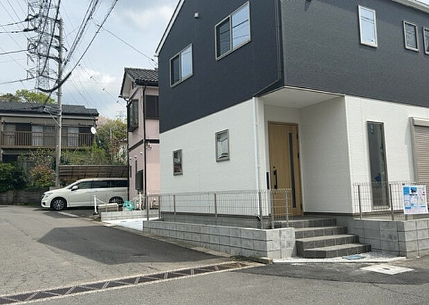 【前面道路含む現地写真_2】お持ちの車種によっては前面道路が広い方が便利でしょう。しかし、前面道路が広ければその分交通量が多くなるため、騒音などが気になる場合があります。実際に現地を見学し、周辺交通量や騒音などを確認しましょう！