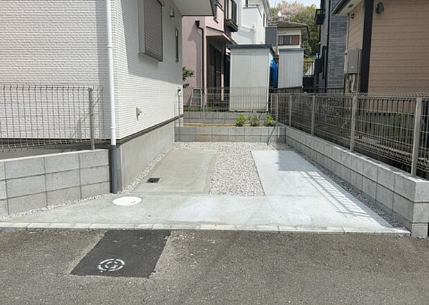【駐車場】駐車場と明記されていても、最小スペースでつくられた駐車場だと大型車は駐車できなかったり、出入りしにくくなったりする可能性があります。お車のサイズと購入したい物件の駐車場のサイズを現地で確認しましょう。
