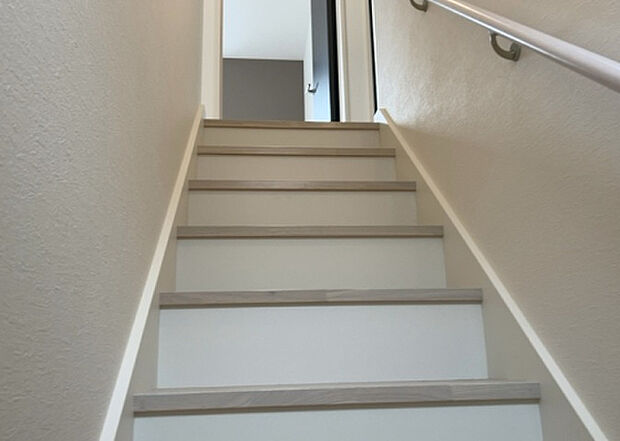 【内装】建物の上下階の通路である階段は、その位置によって動線や室内の印象が大きく左右されます。手摺にも重要な役割があり、転倒の防止・歩行や動作を円滑にして日常生活を支えることを主な目的として設置されています。