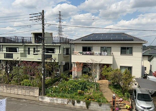 【物件からの展望】眺望を気にして物件を探す場合、前面に建物が建っていないか現地で確認しましょう！前面に建物があると景色はもちろん、日当たりや風通しにも影響が出てきます。住んだ時のことを想像しながら現地見学をしましょう。