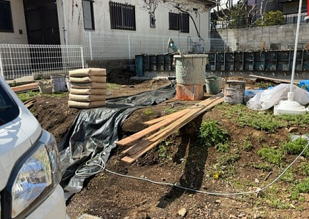 【外観_3】現地に行くなら、物件の周囲の地形がどうなっているかを見ることも大切です。周辺より低くなっている土地では、大雨などで水が集まりやすいため、地盤が弱くなっているということも考えられるため、注意が必要です。