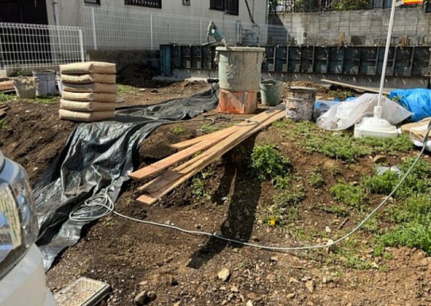 【構造・工法・仕様_2】ベタ基礎とは、柱の位置に関係なく全体に基礎がある事を指し、面積が大きい分建物の重さを全体に分散できます。また、地面からの湿気や害虫を遮断でき、木造住宅で心配されるシロアリ被害を防ぐ効果も期待できます。