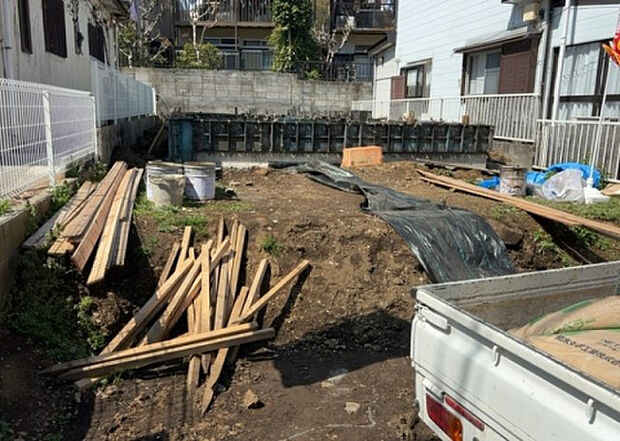 【庭_2】庭のある家に住むことのメリットとして、子どもたちの遊び場を確保できること、ガーデニングや家庭菜園を楽しめること、明るさを確保できることがあります。また、配置を工夫することでプライバシーが確保できます。