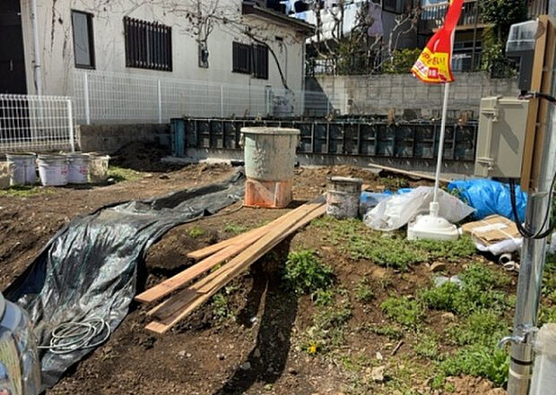 【玄関】玄関は家の顔でもあり、家族以外の目にも止まる場所です。玄関は外との間を仕切る扉、靴などをしまっておく収納スペース、靴脱ぎのたたきスペース、来客とのやり取りをするドアホンなど複数のアイテムからなります。