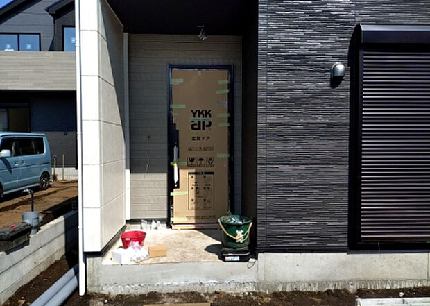 【玄関_2】玄関は、狭すぎると複数人で使いにくく、広すぎても無駄な空間になりがちです。最低2畳を目安にして、家の広さとの兼ね合いや家族の人数を考慮して決めるとよいでしょう。現地を見学して快適な玄関を選びましょう!