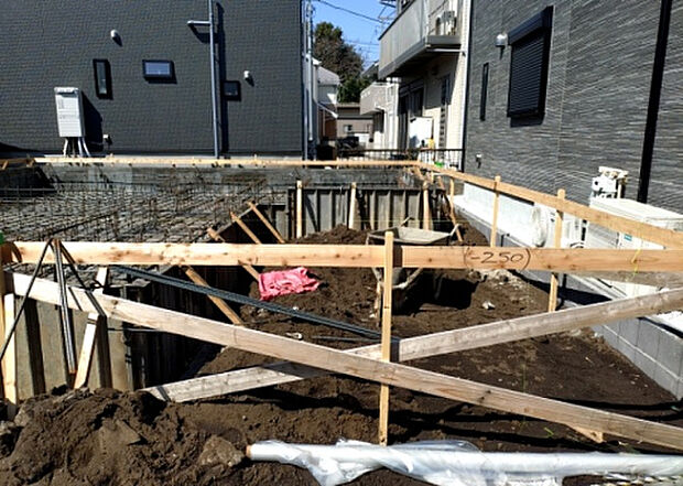 【駐車場_2】駐車場と明記されていても、最小スペースでつくられた駐車場だと大型車は駐車できなかったり、出入りしにくくなったりする可能性があります。お車のサイズと購入したい物件の駐車場のサイズを現地で確認しましょう。