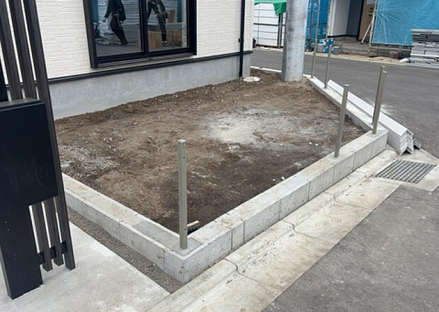 【庭】庭があることでガーデニングや家庭菜園はもちろん、こどもの遊び場やペットを放して遊ぶことができます。また、家の周囲に余裕があるということです。隣地との間があれば、十分な日当たりと、風通しが確保できます。