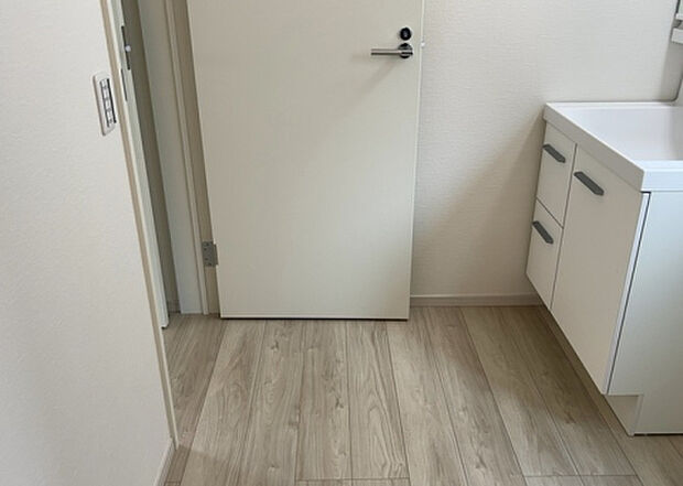 【脱衣場】多くの戸建て住宅で見かける洗面脱衣所は、洗面台と洗濯機が2畳ほどのスペースに並べられていて、洗面所が脱衣所を兼ね備えている間取りが一般的です。お客様が利用することもある、パブリックな空間でもあります。