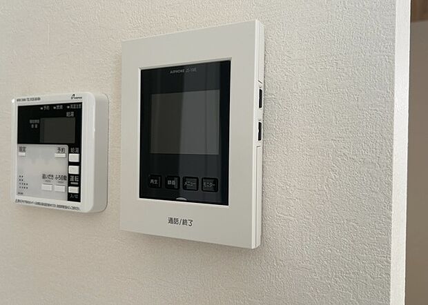 【ＴＶモニター付きインターホン】TVモニター付きインターホンは、来訪者の顔を確認できるだけでなく、音声でやり取りすることもできるため、セキュリティ面で安心できる設備です。モニター画面が大きく見やすいもの、夜間でも来訪者をしっかりと確認できるものなど、機能性を重視したいところです。