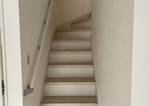 【内装】建物の上下階の通路である階段は、その位置によって動線や室内の印象が大きく左右されます。手摺にも重要な役割があり、転倒の防止・歩行や動作を円滑にして日常生活を支えることを主な目的として設置されています。