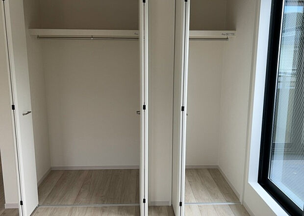 【ウォークインクローゼット】ウォークインクローゼットがあれば、クローゼット内でコーディネートが完成できますし、季節の変わり目に行う衣替えの手間も省けます。また、スーツケースなど大きいものもしまうことができ使い勝手がよいです。