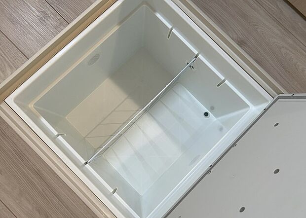 【キッチン床下収納】キッチン床下収納は、調理器具や食器などをスッキリと収納できる便利なスペースです。収納量が多いもの、引き出しがスムーズに開閉するものなど、使い勝手の良いものを選ぶことが大切です。また、湿気がこもりやすい場所なので、通気性の良いものを選ぶこともおすすめです。
