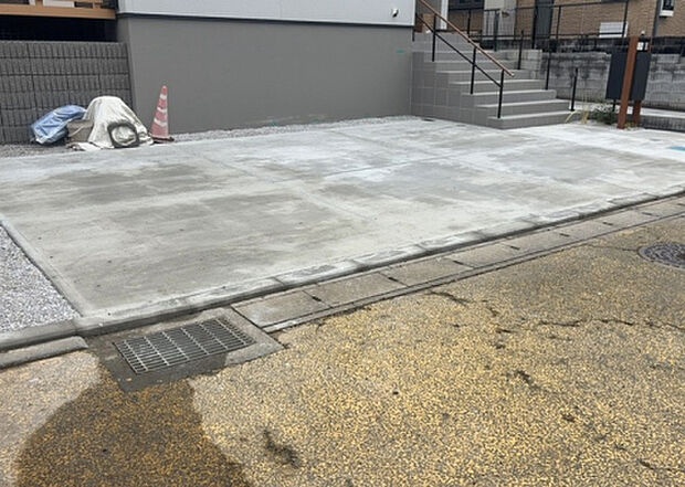 【駐車場】駐車場と明記されていても、最小スペースでつくられた駐車場だと大型車は駐車できなかったり、出入りしにくくなったりする可能性があります。お車のサイズと購入したい物件の駐車場のサイズを現地で確認しましょう。