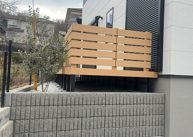 【庭】庭があることでガーデニングや家庭菜園はもちろん、こどもの遊び場やペットを放して遊ぶことができます。また、家の周囲に余裕があるということです。隣地との間があれば、十分な日当たりと、風通しが確保できます。