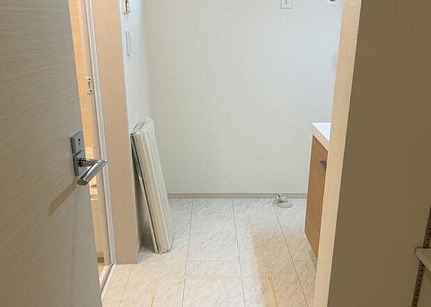【脱衣場】多くの戸建て住宅で見かける洗面脱衣所は、洗面台と洗濯機が2畳ほどのスペースに並べられていて、洗面所が脱衣所を兼ね備えている間取りが一般的です。お客様が利用することもある、パブリックな空間でもあります。