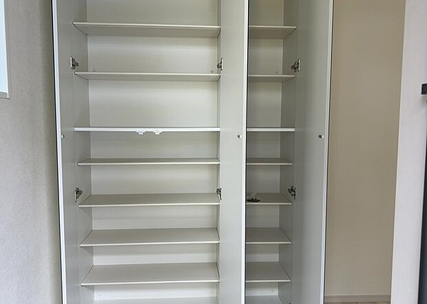 【玄関収納】玄関収納は、靴や傘、コートなどをスッキリと収納できるだけでなく、来客時に見せる顔となるため、家の顔とも言えます。収納量だけでなく、デザイン性も重視したいところです。ミラー付きの収納であれば、外出前の身だしなみチェックにも便利です。