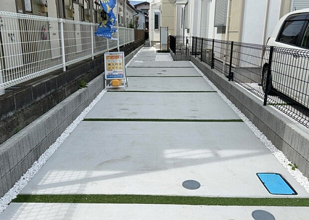 【駐車場】駐車場と明記されていても、最小スペースでつくられた駐車場だと大型車は駐車できなかったり、出入りしにくくなったりする可能性があります。お車のサイズと購入したい物件の駐車場のサイズを現地で確認しましょう。