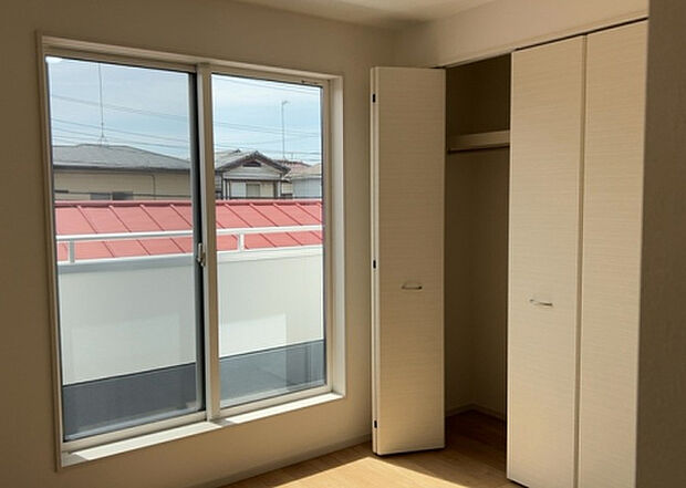 【洋室】洋室のメリットは重い家具が置きやすく、身の回りが整理しやすいことです。 床がフローリングのため畳とは異なり凹みにくいです。 クローゼットなど収納が豊富で、普段使わない旅行カバンや服の整頓も簡単にです。