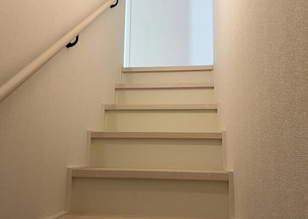 【内装】建物の上下階の通路である階段は、その位置によって動線や室内の印象が大きく左右されます。手摺にも重要な役割があり、転倒の防止・歩行や動作を円滑にして日常生活を支えることを主な目的として設置されています。