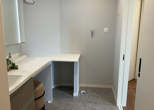 【脱衣場】多くの戸建て住宅で見かける洗面脱衣所は、洗面台と洗濯機が2畳ほどのスペースに並べられていて、洗面所が脱衣所を兼ね備えている間取りが一般的です。お客様が利用することもある、パブリックな空間でもあります。