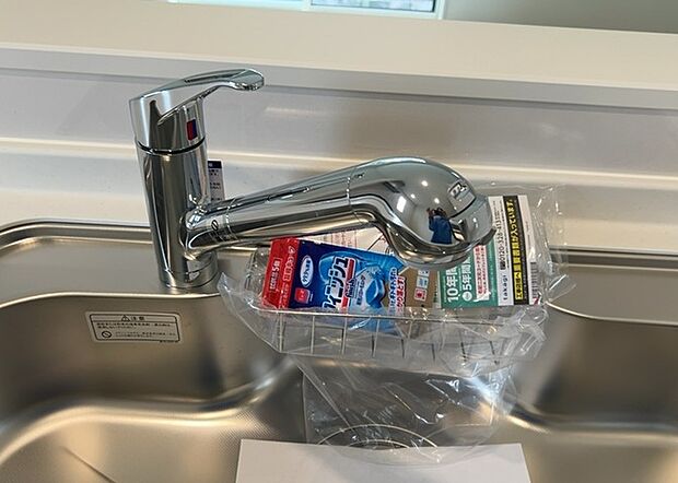 【キッチン水栓】キッチン水栓は、毎日必ず使うものだからこそ、使いやすさが重要です。シャワーヘッドの切り替えがスムーズか、吐水量が調節できるか、水しぶきが飛び散りにくい構造か、浄水機能が付いているかなど、日々の家事を快適にするための機能が数多くあります。また、デザインも多種多様なので、キッチン全体の雰囲気に合わせたものを選ぶことができます。