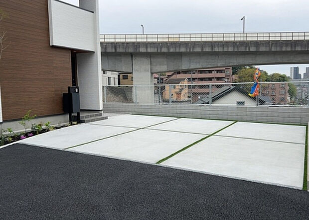 【駐車場】駐車場と明記されていても、最小スペースでつくられた駐車場だと大型車は駐車できなかったり、出入りしにくくなったりする可能性があります。お車のサイズと購入したい物件の駐車場のサイズを現地で確認しましょう。