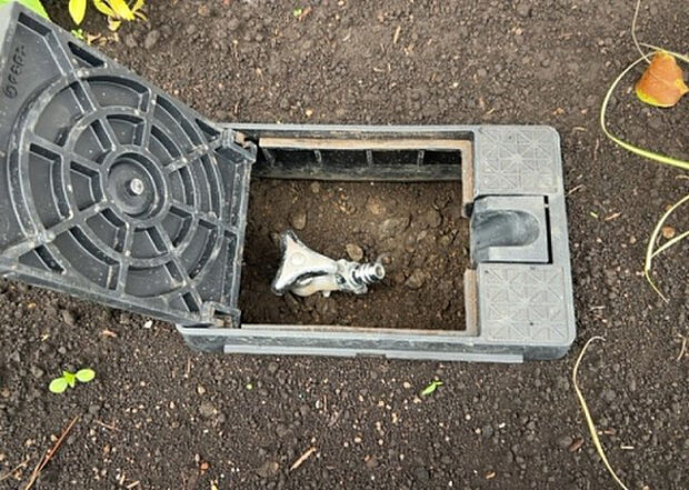 【その他設備】敷地内には、散水栓や立水栓があります。水道水を直接利用できるため、水を運ぶ手間を省くことが出来ます。大量の水を必要とする洗車作業や清掃などに役立ちます。その他設備とあわせて、現地でご確認ください。