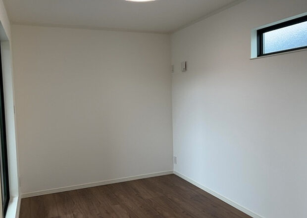 【洋室】洋室のメリットは重い家具が置きやすく、身の回りが整理しやすいことです。 床がフローリングのため畳とは異なり凹みにくいです。 クローゼットなど収納が豊富で、普段使わない旅行カバンや服の整頓も簡単にです。