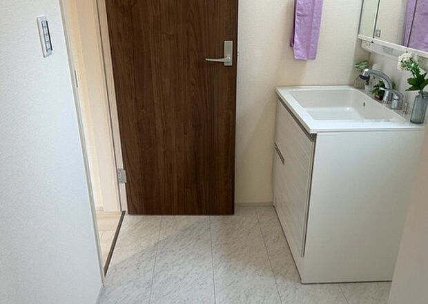 【脱衣場】多くの戸建て住宅で見かける洗面脱衣所は、洗面台と洗濯機が2畳ほどのスペースに並べられていて、洗面所が脱衣所を兼ね備えている間取りが一般的です。お客様が利用することもある、パブリックな空間でもあります。