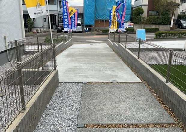 【駐車場】駐車場と明記されていても、最小スペースでつくられた駐車場だと大型車は駐車できなかったり、出入りしにくくなったりする可能性があります。お車のサイズと購入したい物件の駐車場のサイズを現地で確認しましょう。