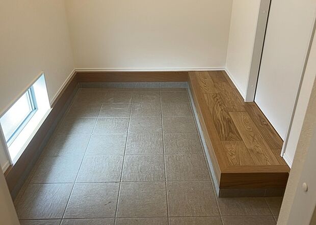 【玄関収納】玄関収納は、靴や傘、コートなどをスッキリと収納できるだけでなく、来客時に見せる顔となるため、家の顔とも言えます。収納量だけでなく、デザイン性も重視したいところです。ミラー付きの収納であれば、外出前の身だしなみチェックにも便利です。