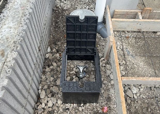 【その他設備】敷地内には、散水栓や立水栓があります。水道水を直接利用できるため、水を運ぶ手間を省くことが出来ます。大量の水を必要とする洗車作業や清掃などに役立ちます。その他設備とあわせて、現地でご確認ください。