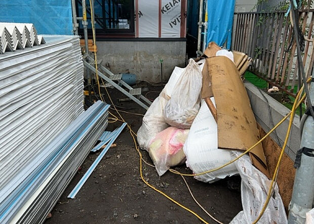 【庭_2】庭のある家に住むことのメリットとして、子どもたちの遊び場を確保できること、ガーデニングや家庭菜園を楽しめること、明るさを確保できることがあります。また、配置を工夫することでプライバシーが確保できます。
