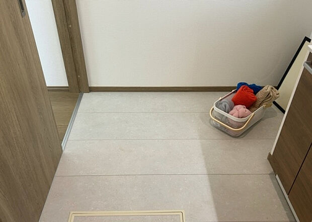 【脱衣場】多くの戸建て住宅で見かける洗面脱衣所は、洗面台と洗濯機が2畳ほどのスペースに並べられていて、洗面所が脱衣所を兼ね備えている間取りが一般的です。お客様が利用することもある、パブリックな空間でもあります。