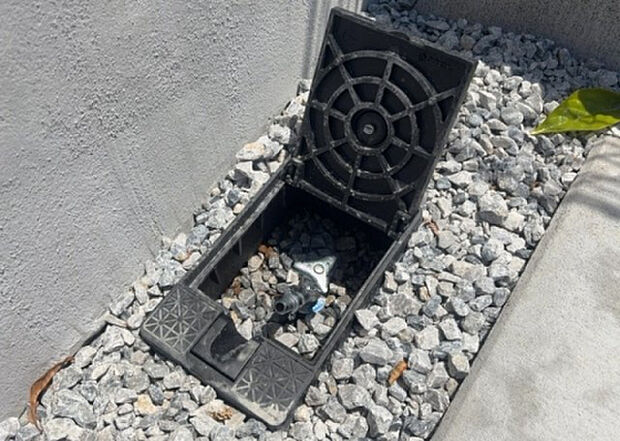 【その他設備】敷地内には、散水栓や立水栓があります。水道水を直接利用できるため、水を運ぶ手間を省くことが出来ます。大量の水を必要とする洗車作業や清掃などに役立ちます。その他設備とあわせて、現地でご確認ください。