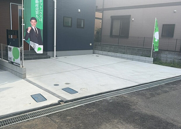 【駐車場】駐車場と明記されていても、最小スペースでつくられた駐車場だと大型車は駐車できなかったり、出入りしにくくなったりする可能性があります。お車のサイズと購入したい物件の駐車場のサイズを現地で確認しましょう。
