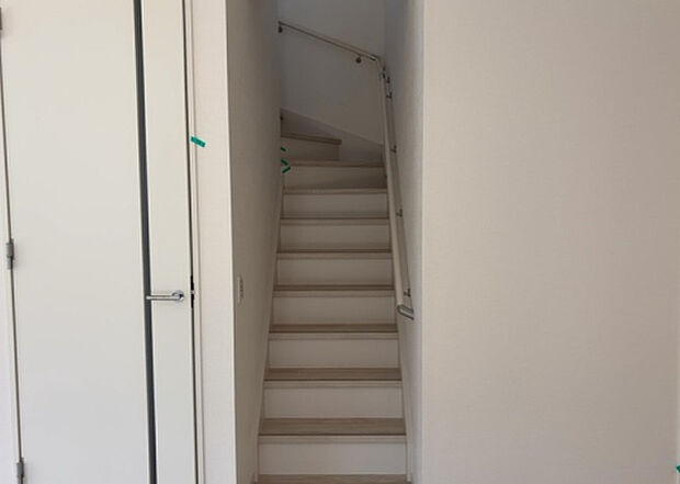 【内装】建物の上下階の通路である階段は、その位置によって動線や室内の印象が大きく左右されます。手摺にも重要な役割があり、転倒の防止・歩行や動作を円滑にして日常生活を支えることを主な目的として設置されています。