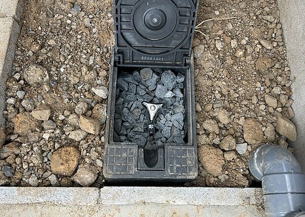 【外水栓】外水栓は、庭の水やりや洗車など、様々な用途に使える便利な設備です。ホースがしっかりと接続できるもの、水圧が安定しているものなど、使い勝手の良いものを選びましょう。また、凍結防止機能が付いているものなら、冬場でも安心して使用できます。