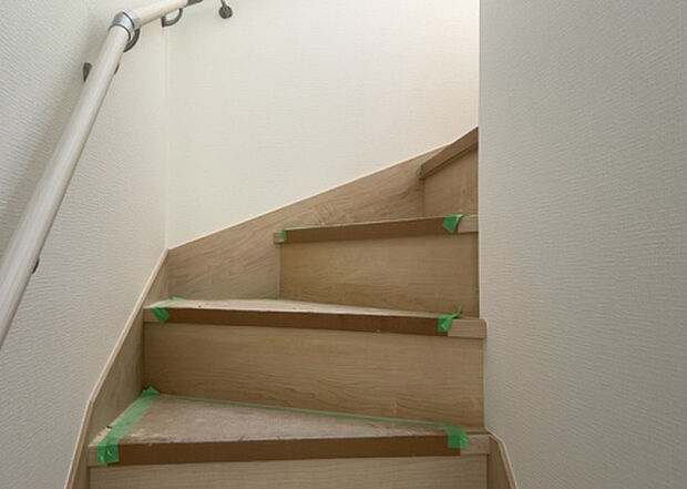 【内装】建物の上下階の通路である階段は、その位置によって動線や室内の印象が大きく左右されます。手摺にも重要な役割があり、転倒の防止・歩行や動作を円滑にして日常生活を支えることを主な目的として設置されています。